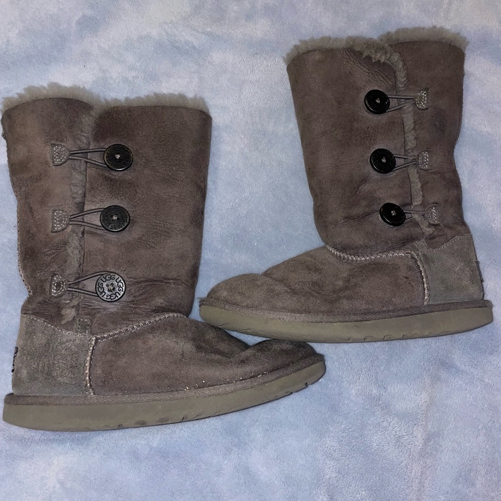 Kids uggs with buttons size 3